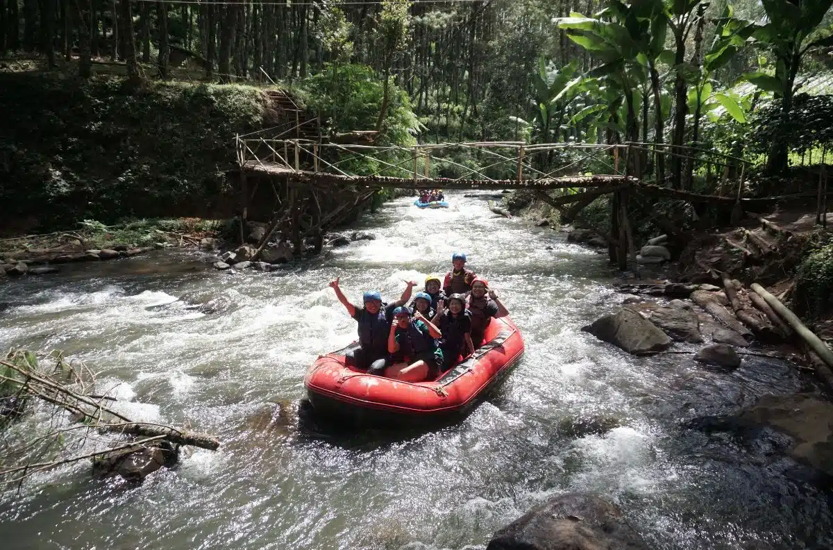 paket rafting pangalengan funtrips paket rafting pangalengan funtrips